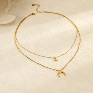 Collar de doble capa de acero inoxidable chapado en oro con colgante de estrella y luna
