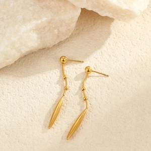 Minimalistische gouden druppeloorbellen met slangenketting en gepolijste afwerking