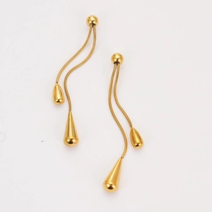 Detailopname van minimalistische gouden oorbellen met dubbele ketting en waterdruppel hanger