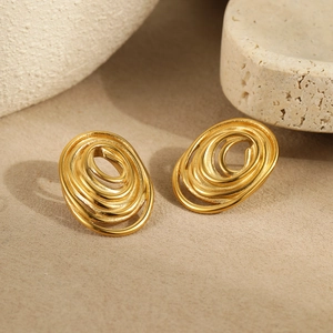 Pendientes de espiral ovalados dorados minimalistas con acabado mate en piedra