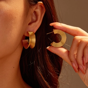 Pendientes de aro en C dorados clásicos con textura acanalada en modelo