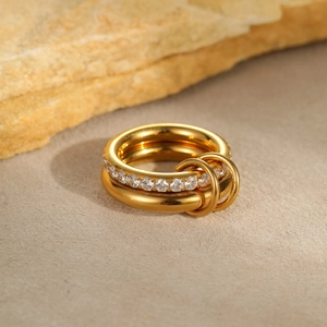 Details des 18 Karat vergoldeten Doppelrings mit Pavé-Besatz und zwei kleinen baumelnden Anhängern