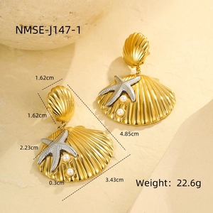 Détails des boucles d'oreilles coquillage doré 18K et étoile de mer avec perles et dimensions