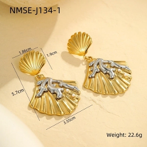 Détails de boucles d'oreilles coquillage doré avec corail argenté et perles fines