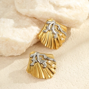 Boucles d'oreilles coquillage plaquées or 18K avec corail et perles sur socle pierre
