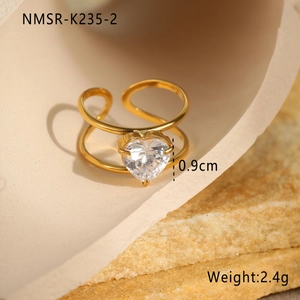 Detaillierte Makroansicht von 18K vergoldetem Herz Zirkonia Ring mit verstellbarem Band
