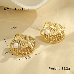 Détail de boucles d'oreilles coquillage plaquées or avec relief d'étoile de mer et perle