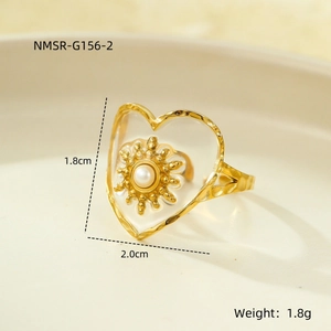 Λεπτομέρεια χρυσού δαχτυλιδιού καρδιά με πέρλα και χαραγμένες μετρήσεις μεγέθους