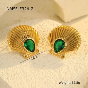 Vue détaillée des boucles d'oreilles coquillage en or 18 carats avec pierres vertes