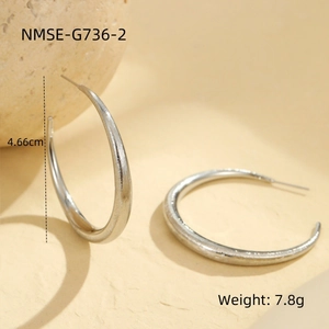Detailweergave van zilveren matte C-vormige oorbellen met afmetingen en gewicht 7,8g