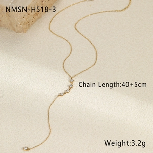 Vista detallada del collar en Y dorado con circonitas, longitud 40+5cm y peso de 3,2g