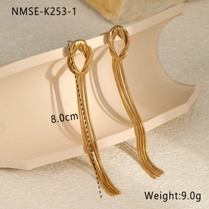 Macro-opname van 8,0 cm lange gouden knoopoorbellen met slangenketting kwastjes