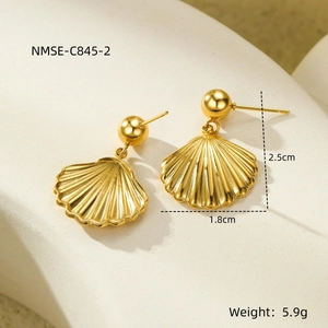 Détail des boucles d'oreilles coquillage plaquées or 18 carats avec dimensions et poids de 5,9g
