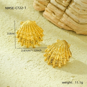 Vue détaillée des boucles d'oreilles coquillage dorées avec dimensions 3,0 cm et 11,1 g