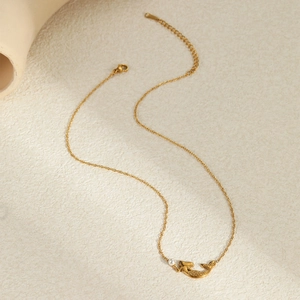 Collier pendentif sirène dorée avec petite perle blanche et chaîne à maillons ajustable
