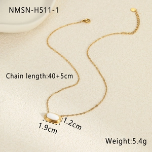 Detail van de gouden ketting met 40+5cm lengte en een ovalen witte hanger als accent