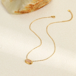 Minimalistische 18K vergulde roestvrijstalen ketting met roze edelsteen op steen achtergrond