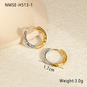 Detailansicht der 1,7 cm zweifarbigen Creolen in Gold und Silber mit Diamant-Struktur