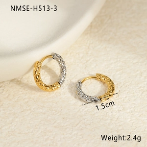 Nahaufnahme der zweifarbigen Ohrringe in Gold und Silber mit gehämmerter Textur und 1,5 cm