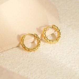 Edelstahl-Ohrringe in Gold und Silber mit strukturierter gehämmerter Oberfläche Design