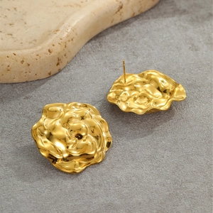 Pendientes de flor en acero inoxidable chapado en oro de 18K con pétalos 3D