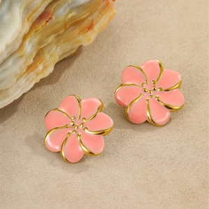 Pendientes de flores en esmalte rosa con bordes dorados sobre base de piedra natural