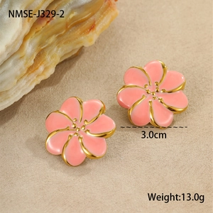 Detalle de pendientes de flores de esmalte rosa con dimensiones 3,0 cm y peso de 13,0 g