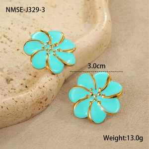 Detalle de pendientes de flores de esmalte azul con borde dorado y medidas reales