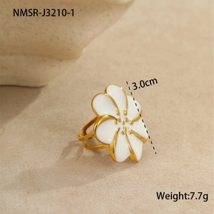 Detalle de anillo de flor de esmalte blanco de 3cm con borde dorado ajustable