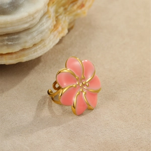 Detalle de anillo de flor de esmalte rosa con baño de oro y banda abierta ajustable