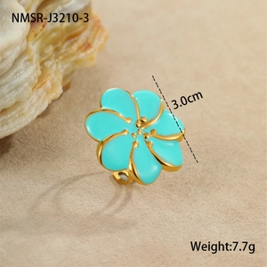 Detalle del anillo de flor de esmalte azul de 3,0 cm con banda dorada ajustable