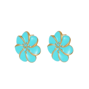 Vista detallada de los pendientes de flores en esmalte azul cielo con baño de oro y seis pétalos