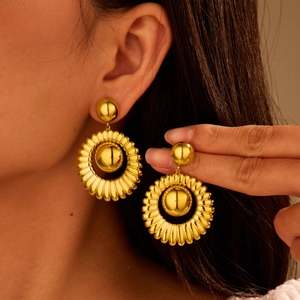 Pendientes vintage franceses bañados en oro de 18k con textura de metal plisado