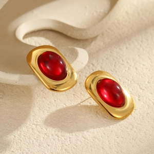 Detailansicht der ovalen Goldohrringe mit rotem Achat im eleganten Vintage-Stil