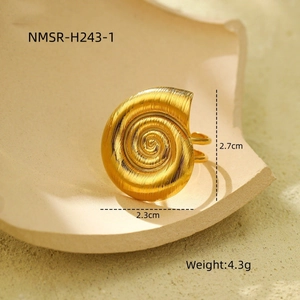 Dettaglio dell'anello a conchiglia con dimensioni 2,7 cm per 2,3 cm in finitura oro