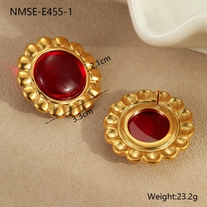 Detailansicht goldener Vintage-Ohrringe mit rotem Achat-Imitat und 3,3 cm Durchmesser