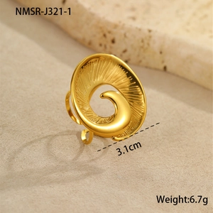 Dettaglio anello a spirale in acciaio inossidabile dorato con misure 3,1 cm e peso 6,7 g