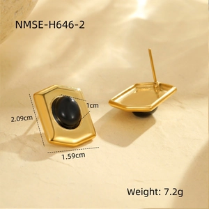 Detailansicht goldener geometrischer Ohrringe mit Maßen und Gewicht 7,2g auf Sandgrund