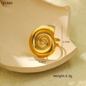 Dettaglio macro dell'anello a chiocciola dorata con trama a spirale e altezza di 2,7 cm