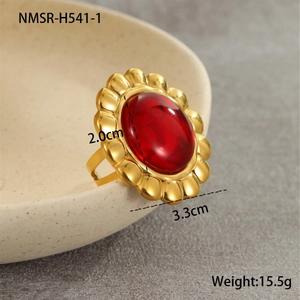 Detaillierte Makroansicht des retro 18K vergoldeten ovalen Rings mit rotem Achat-Stein