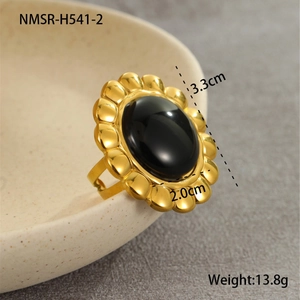Detail eines großen ovalen schwarzen Steinrings mit goldenem Blütenrahmen am Keramikrand