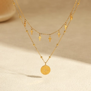 Collier double couche en acier doré avec pendentifs croix et médaillon d'étoile