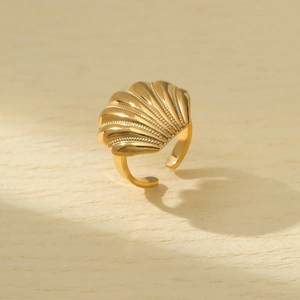 Dettaglio dell'anello a conchiglia dorato con texture a coste e fascia aperta regolabile