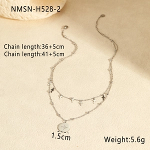 Détail du collier double rang en acier inoxydable avec croix et pendentif étoile du nord