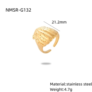 Dettaglio anello a conchiglia dorata con larghezza 21,2 mm e fascia regolabile in acciaio inox