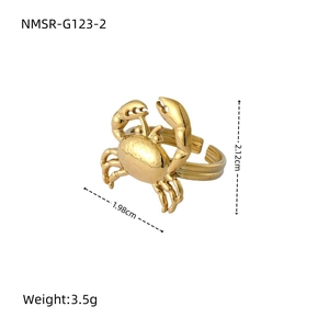 Dettaglio dell'anello a granchio dorato con dimensioni di 1,98 cm e peso di 3,5 grammi