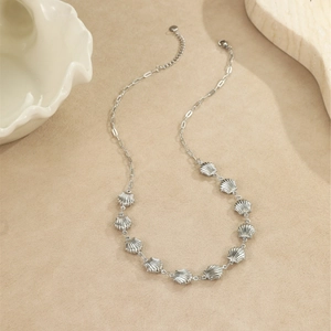 Collier marin argenté avec pendentifs coquillages et chaîne ajustable en acier