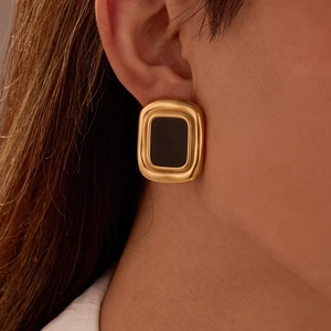 Minimalistische goldfarbene quadratische Ohrringe mit schwarzem Achat-Imitat am Modell