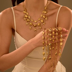 Collier Pendentif Étoile de Mer et Coquillage Style Océan en Acier Inoxydable Plaqué Or 18K Chaîne de Clavicule pour Femme