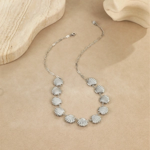 Vue détaillée du collier à pendentifs coquillages argentés avec chaîne et fermoir